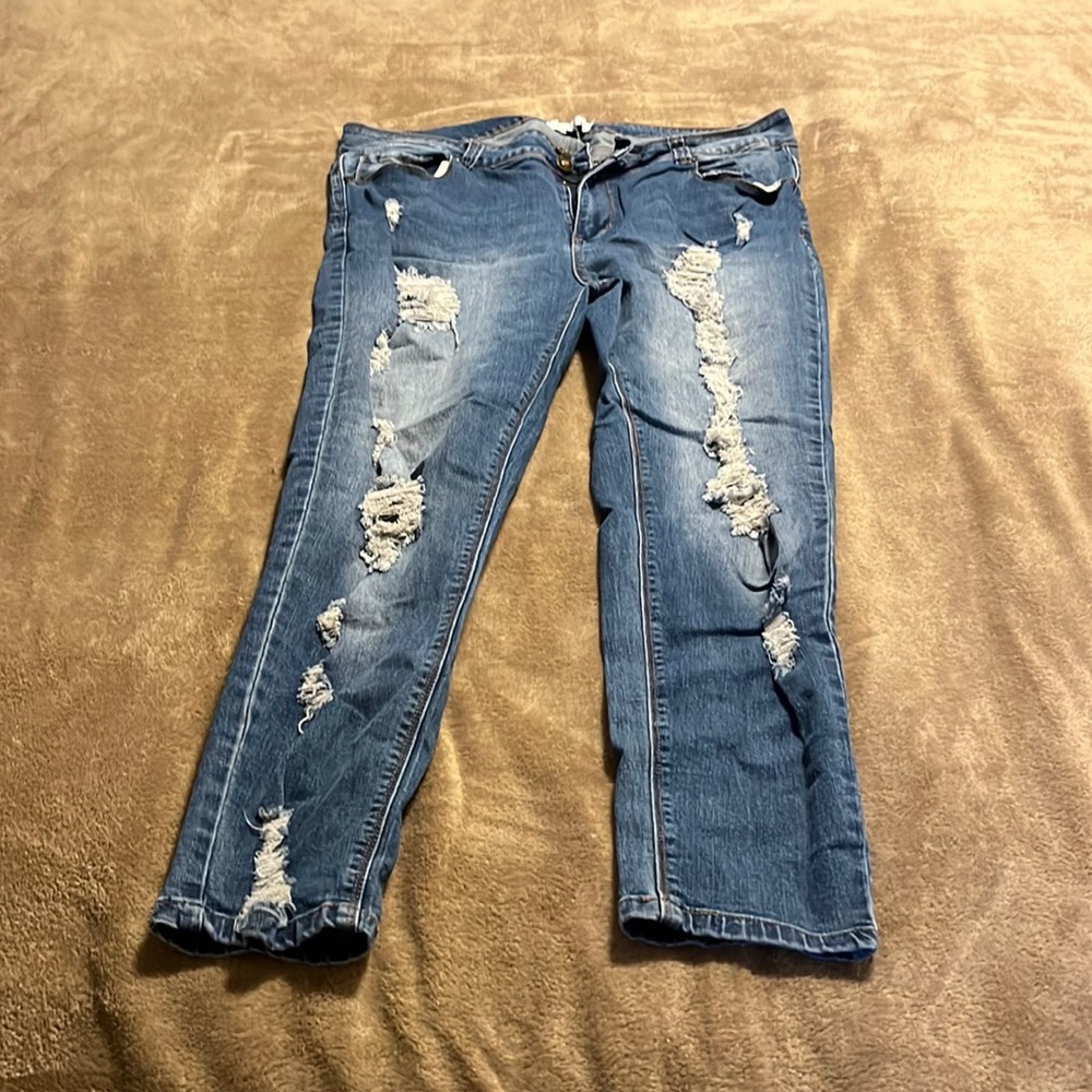 DISTRESSED RIPPED SKINNY JEAN SIZE 20